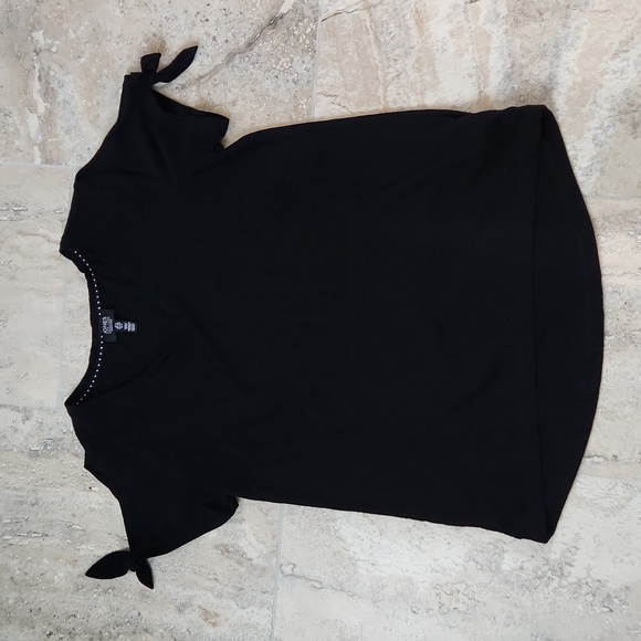 Jones New York Tops - Jones New York Cold Shoulder Top🖤🖤 EUC